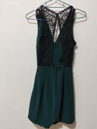 Mono verde con encaje negro