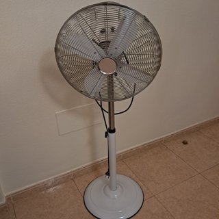 Ventilador de pie color blanco