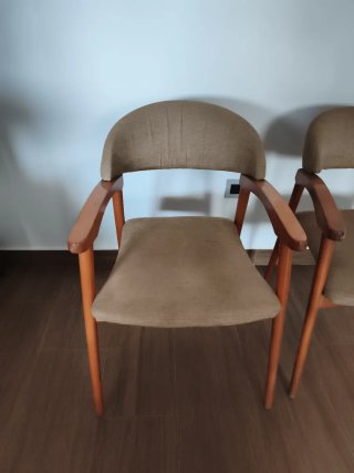 Sillones de madera y tela beige. Se llevan a casa.
