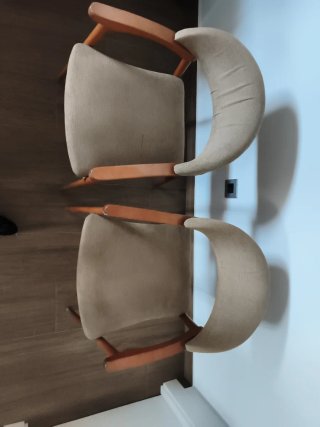 Sillones de madera y tela beige. Se llevan a casa.
