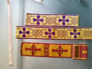 Cintas de tela litúrgicas moradas y doradas