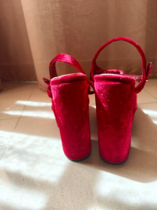 Zapatos de tacón rojos de plataforma