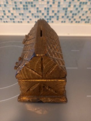 Cofre hucha madera dorado