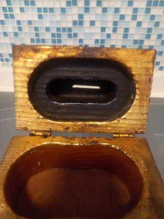 Cofre hucha madera dorado