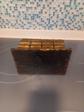 Cofre hucha madera dorado
