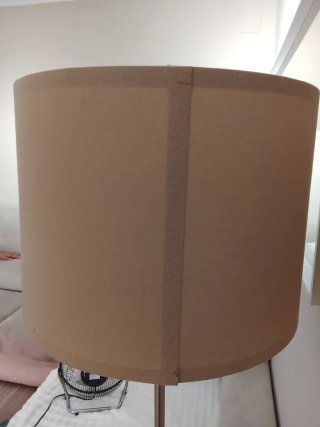 Lámpara de pie beige y plateada