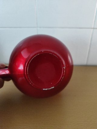 Taza metálica roja