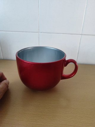 Taza metálica roja
