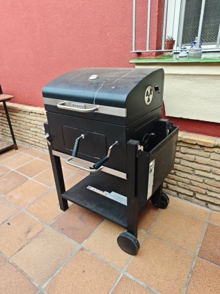 Barbacoa de carbón 61x64 cm en perfectas condicion