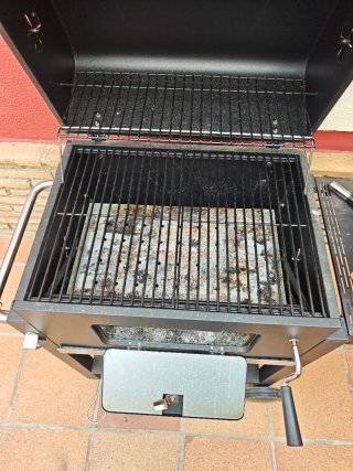 Barbacoa de carbón 61x64 cm en perfectas condicion
