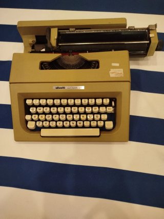 Máquina de escribir Olivetti Lettera 25