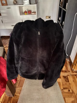 Cazadora negra de pelo sintético
