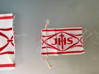 Fragmentos textiles JHS con cruz