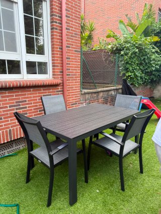 Mesa de exterior y 4 sillas