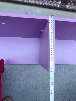 Estantería de madera morada