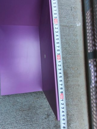 Estantería de madera morada
