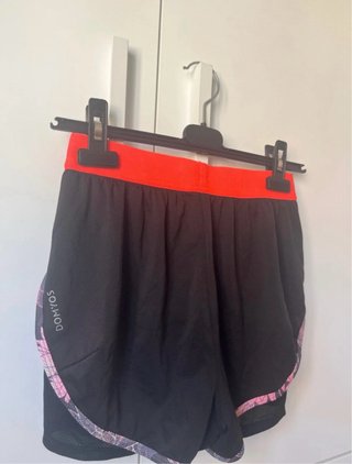 Pantalón deportivo negro y rosa