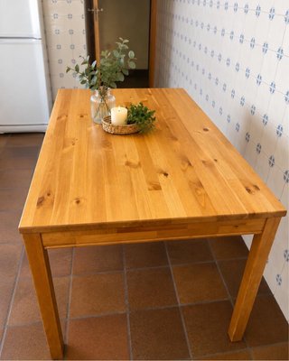 Mesa de madera marrón