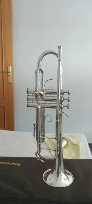 Trompeta Bach Stradivarius Mod. 43 con una *