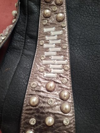Bolso negro con detalles plateados y brillantes