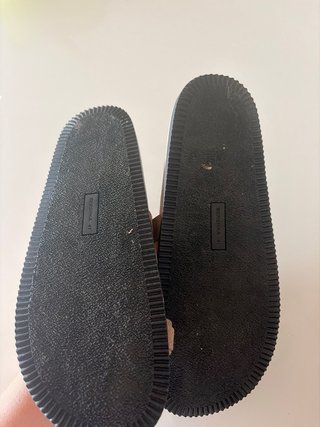 Sandalias marrones con tiras y hebillas.