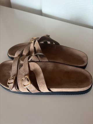 Sandalias marrones con tiras y hebillas.