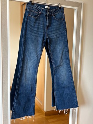 Pantalón vaquero campana desgastado