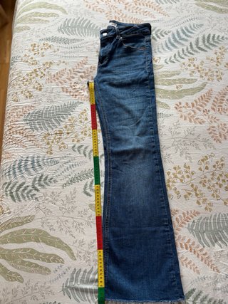 Pantalón vaquero campana desgastado