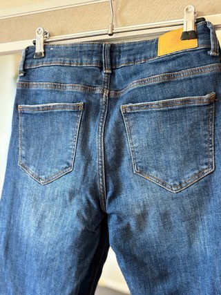 Pantalón vaquero campana desgastado