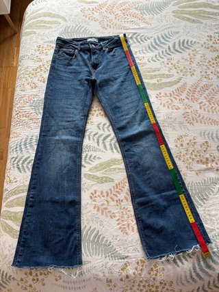 Pantalón vaquero campana desgastado