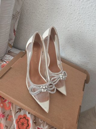 Zapatos de tacón elegantes en color blanco y plate