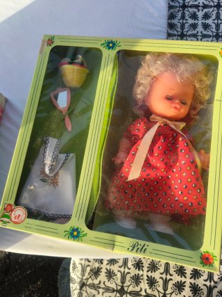 Muñeca Pili antigua en caja
