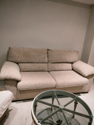 Sofá cama 2 plazas beige.