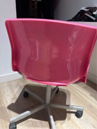 Silla Ikea rosa de plástico