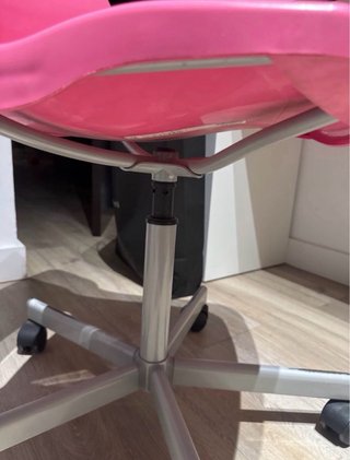 Silla Ikea rosa de plástico