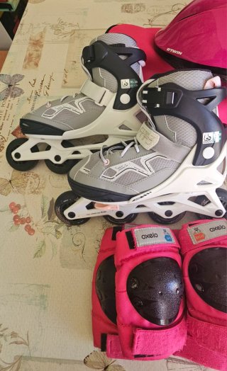 Patines en línea Oxelo, casco rosa y protecciones