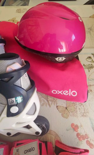 Patines en línea Oxelo, casco rosa y protecciones