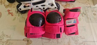 Patines en línea Oxelo, casco rosa y protecciones