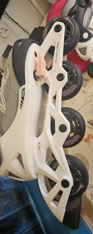 Patines en línea Oxelo, casco rosa y protecciones