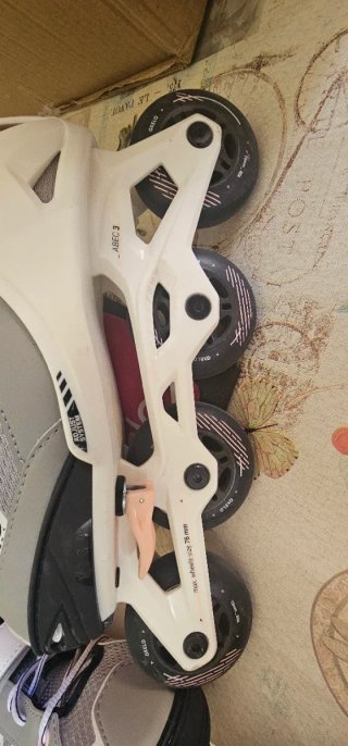 Patines en línea Oxelo, casco rosa y protecciones