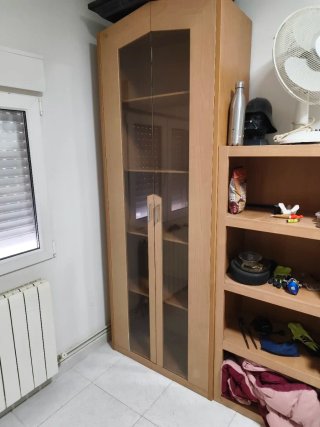 Vitrina de madera y cristal