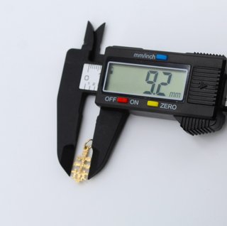 Cruz de oro de 18k. Peso: 0.80 gr.