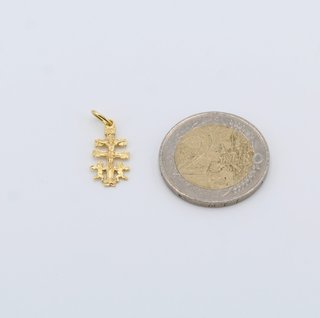 Cruz de oro de 18k. Peso: 0.80 gr.
