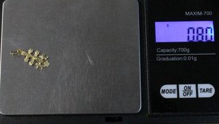 Cruz de oro de 18k. Peso: 0.80 gr.