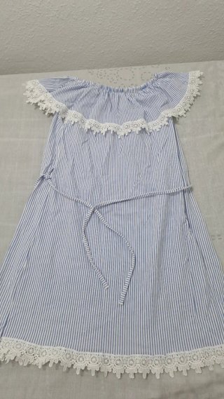Vestido de rayas blanco y azul con encaje