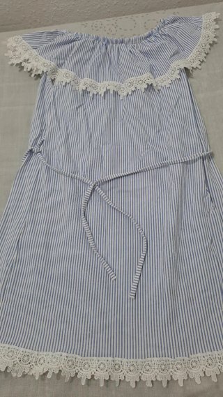Vestido de rayas blanco y azul con encaje