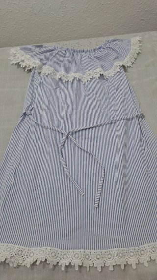 Vestido de rayas blanco y azul con encaje