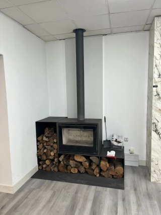 Chimenea moderna leña cristal y metal