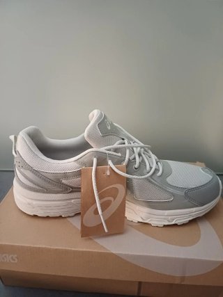 Zapatillas Asics grises y blancas