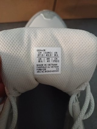 Zapatillas Asics grises y blancas